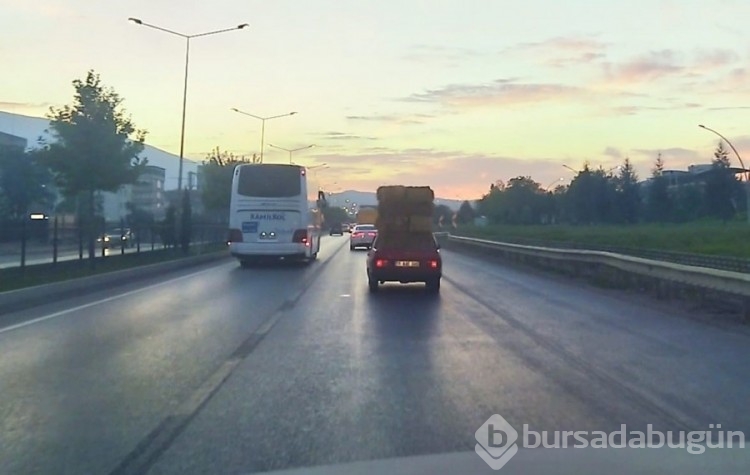 Bursa'da aracının üzerinde saman balyaları taşıdı