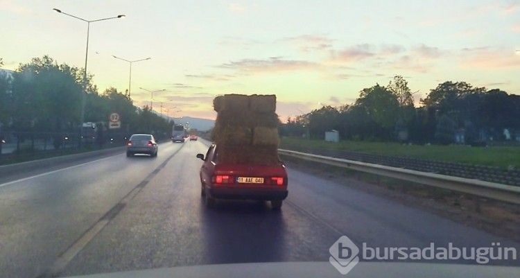 Bursa'da aracının üzerinde saman balyaları taşıdı