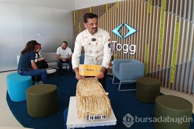 Bursalı börekçi Togg otomobilini almaya börekten yaptığı Togg ile gitti