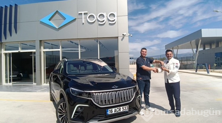 Bursalı börekçi Togg otomobilini almaya börekten yaptığı Togg ile gitti