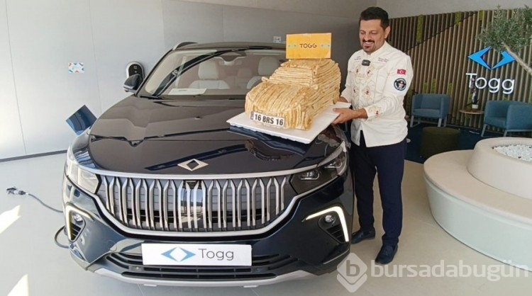 Bursalı börekçi Togg otomobilini almaya börekten yaptığı Togg ile gitti