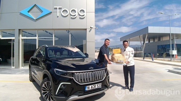 Bursalı börekçi Togg otomobilini almaya börekten yaptığı Togg ile gitti