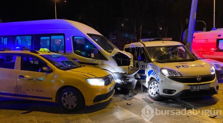 Bursa'da polis aracı ile servis minibüsü ve taksi çarpıştı! 6 yaralı