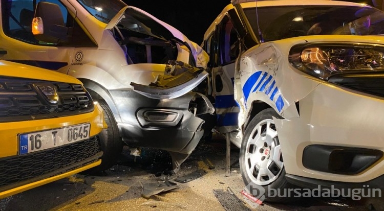 Bursa'da polis aracı ile servis minibüsü ve taksi çarpıştı! 6 yaralı