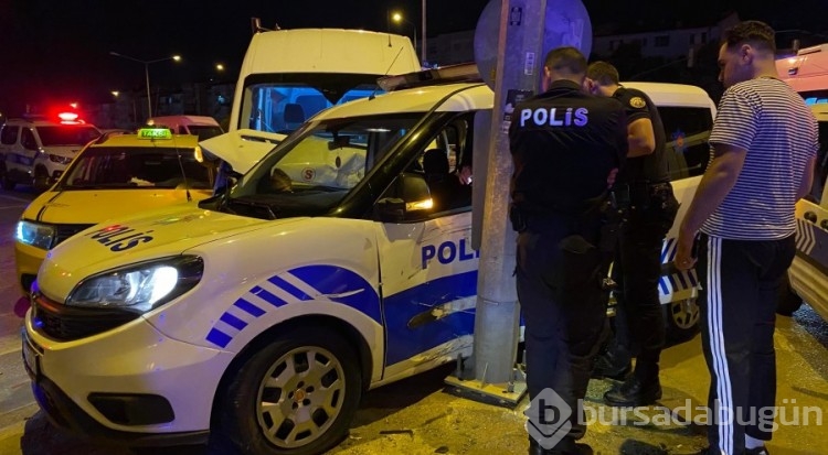 Bursa'da polis aracı ile servis minibüsü ve taksi çarpıştı! 6 yaralı