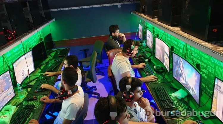 Teknoloji çağında internet kafeler: Tarih mi oldular?