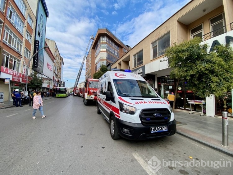Gebze'de iş merkezinde yangın