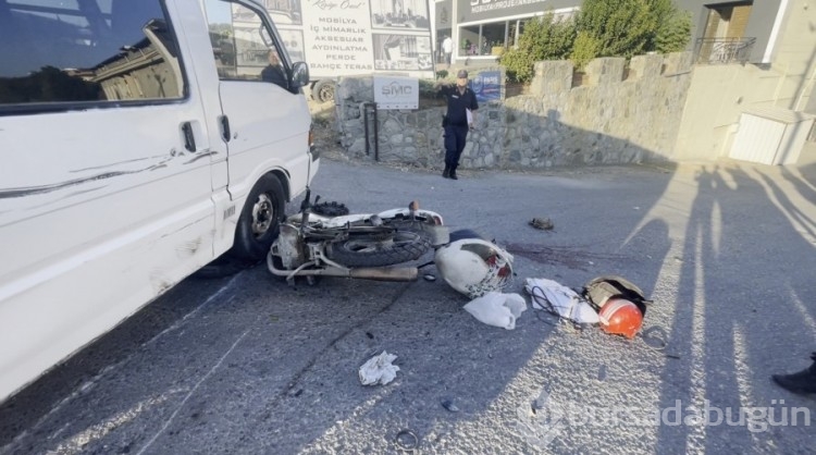 Bursa'da minibüsün altında kalan motosikletli ölümden döndü!