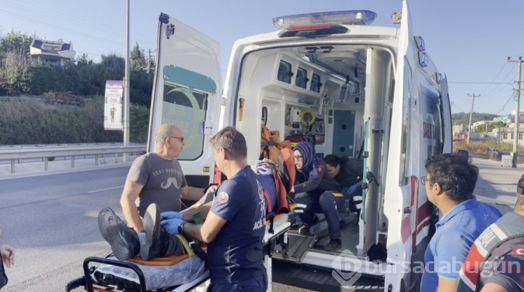 Bursa'da minibüsün altında kalan motosikletli ölümden döndü!