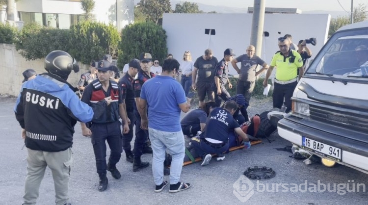 Bursa'da minibüsün altında kalan motosikletli ölümden döndü!