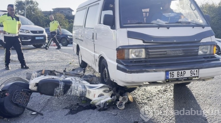 Bursa'da minibüsün altında kalan motosikletli ölümden döndü!