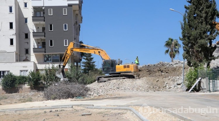 Adana'da ağır hasarlı binaların yıkımı sürüyor