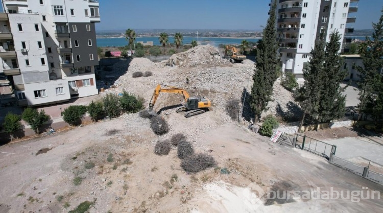 Adana'da ağır hasarlı binaların yıkımı sürüyor