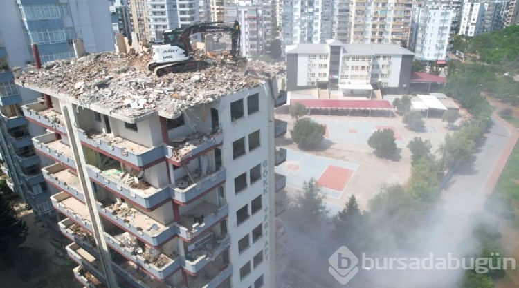 Adana'da ağır hasarlı binaların yıkımı sürüyor