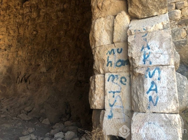 Tarihi kale duvarlarını spreylerle boyadılar