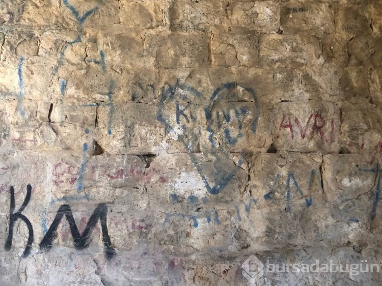 Tarihi kale duvarlarını spreylerle boyadılar