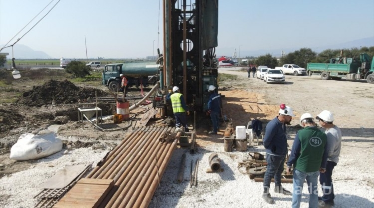 Hatay'da depremzedeler için 31 içme suyu kuyusu açıldı
