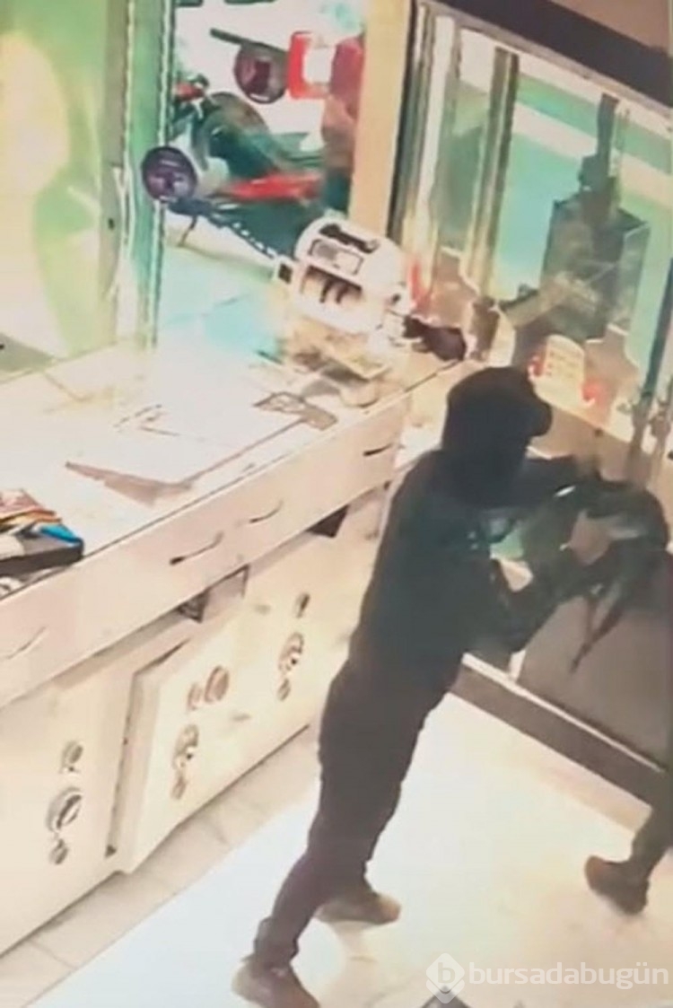 İzmir'de maskeli kuyumcu soygunu: 1 yaralı