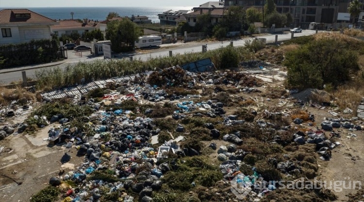 Beylikdüzü'nde araziye dökülen çöpler tepkilere yol açtı
