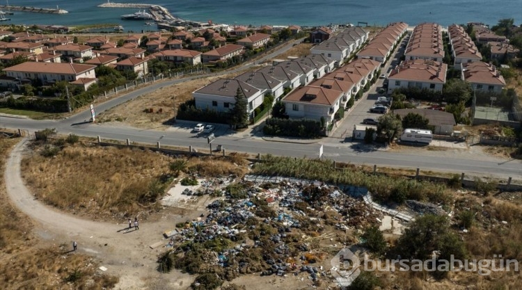 Beylikdüzü'nde araziye dökülen çöpler tepkilere yol açtı
