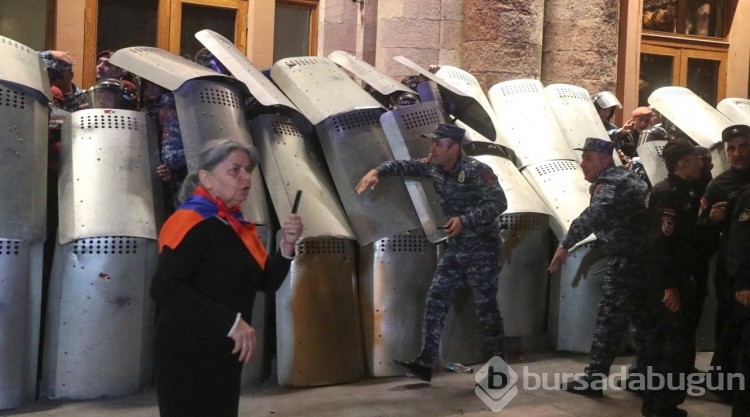 Ermenistan'da binlerce insan sokakta