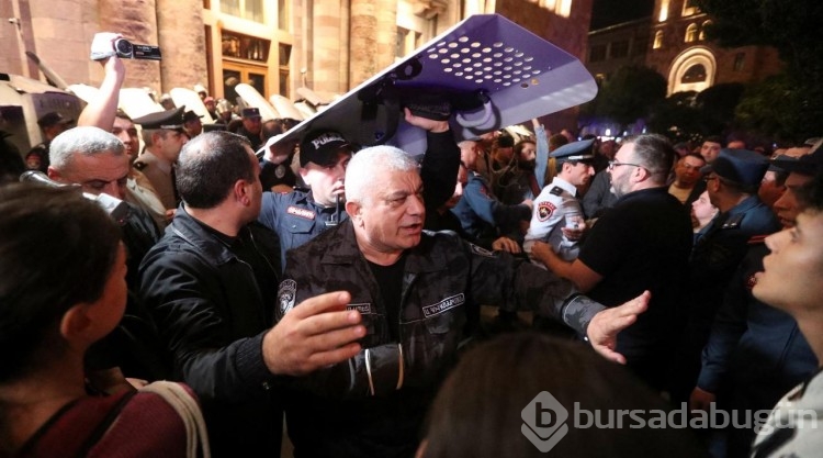 Ermenistan'da binlerce insan sokakta