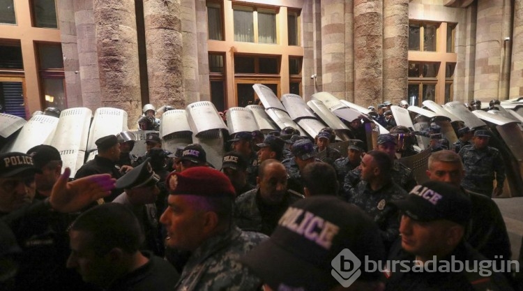 Ermenistan'da binlerce insan sokakta