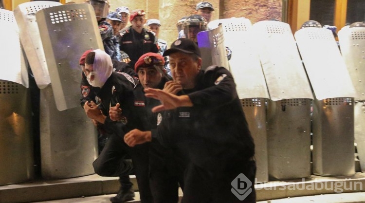 Ermenistan'da binlerce insan sokakta