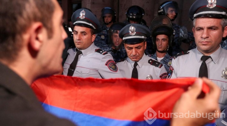 Ermenistan'da binlerce insan sokakta