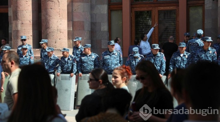 Ermenistan'da binlerce insan sokakta