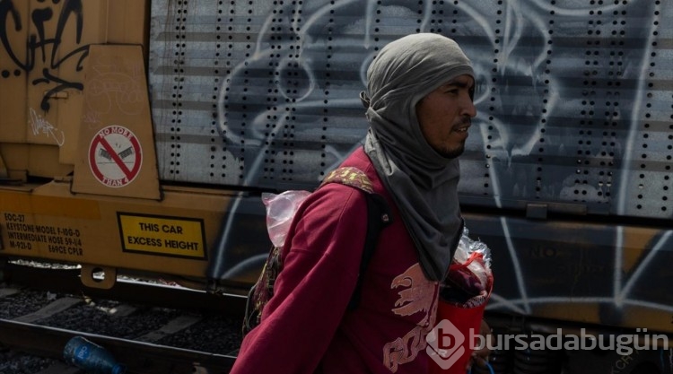 Tren seferleri durmasına rağmen göçmenler Ciudad Juarez'e yük trenleriyle geldi