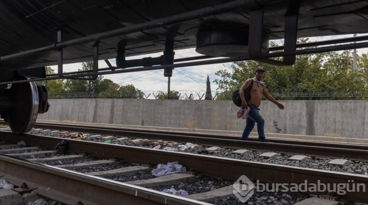Tren seferleri durmasına rağmen göçmenler Ciudad Juarez'e yük trenleriyle geldi