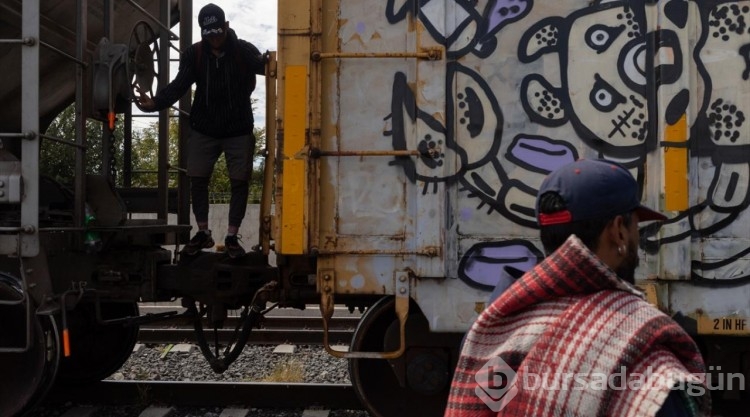 Tren seferleri durmasına rağmen göçmenler Ciudad Juarez'e yük trenleriyle geldi