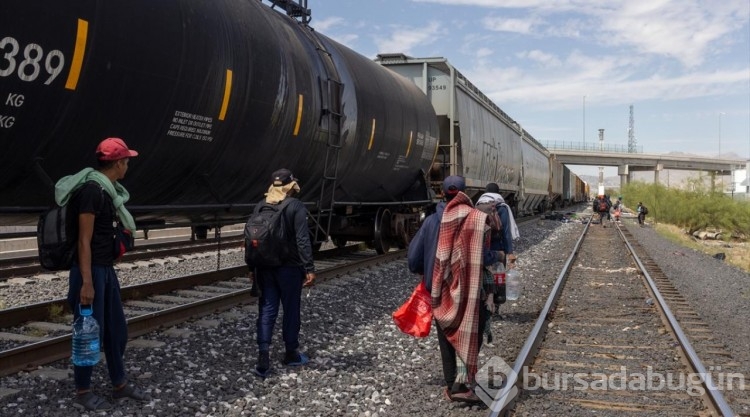Tren seferleri durmasına rağmen göçmenler Ciudad Juarez'e yük trenleriyle geldi