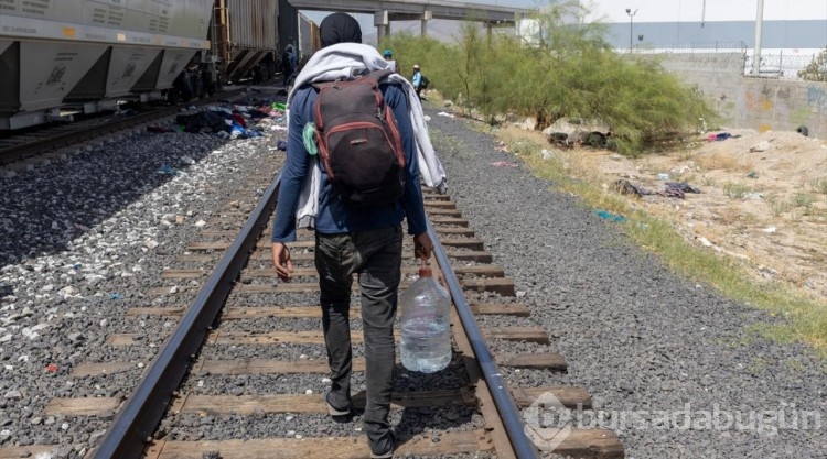 Tren seferleri durmasına rağmen göçmenler Ciudad Juarez'e yük trenleriyle geldi