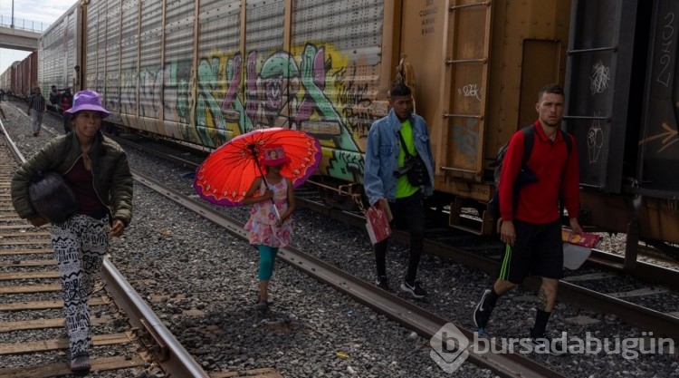 Tren seferleri durmasına rağmen göçmenler Ciudad Juarez'e yük trenleriyle geldi