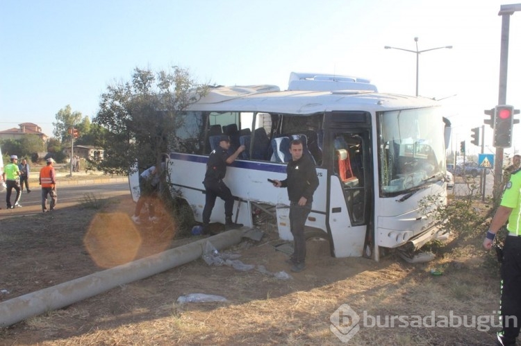Manisa'da TIR, işçi servisine çarptı: 23 yaralı