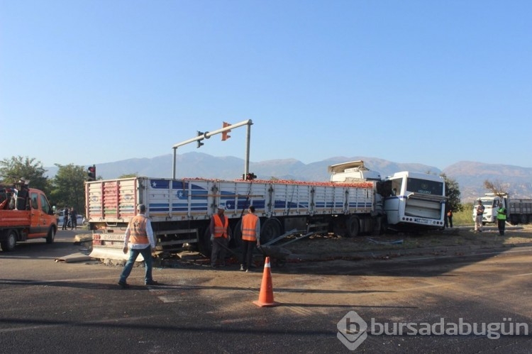Manisa'da TIR, işçi servisine çarptı: 23 yaralı