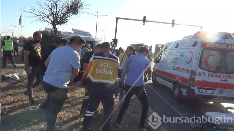 Manisa'da TIR, işçi servisine çarptı: 23 yaralı