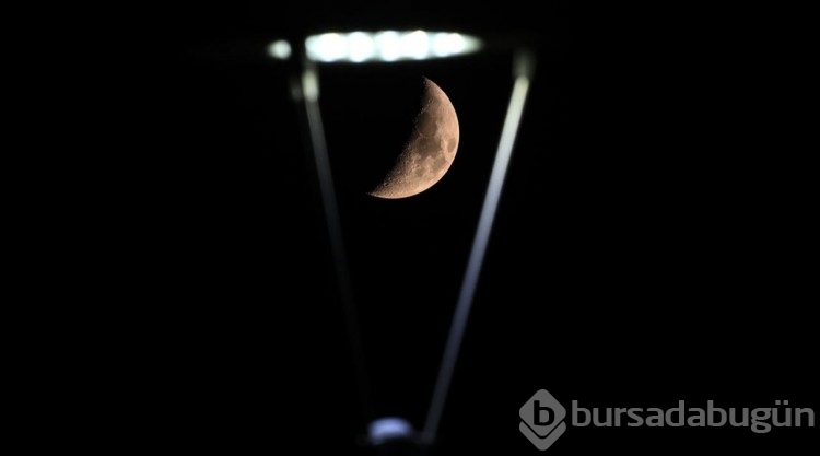 Ankara ve İstanbul'da ay güzel görüntüler oluşturdu