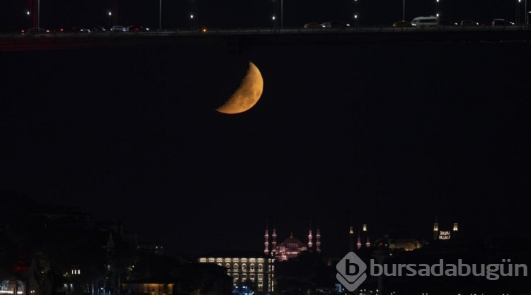 Ankara ve İstanbul'da ay güzel görüntüler oluşturdu