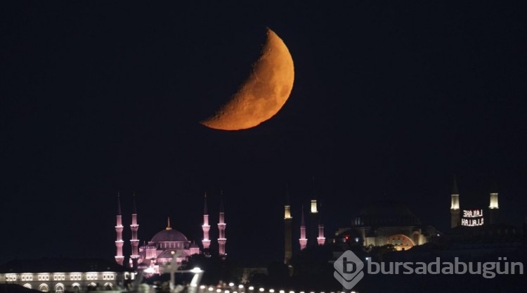 Ankara ve İstanbul'da ay güzel görüntüler oluşturdu