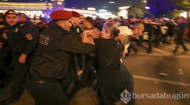 Ermenistan'da sokaklar karıştı!
