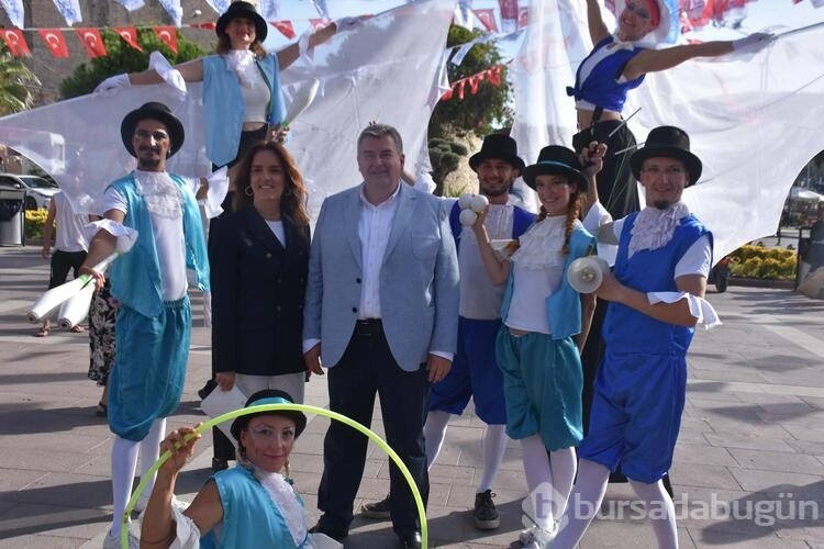 Çeşme'de 'Akdeniz' temalı festival şenlik havasında başladı