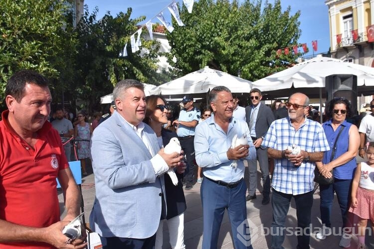 Çeşme'de 'Akdeniz' temalı festival şenlik havasında başladı