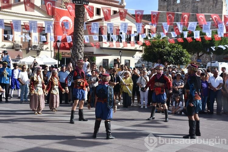 Çeşme'de 'Akdeniz' temalı festival şenlik havasında başladı