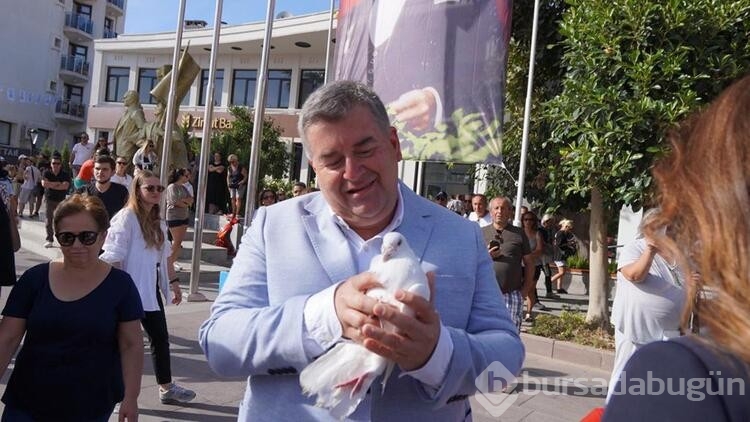 Çeşme'de 'Akdeniz' temalı festival şenlik havasında başladı