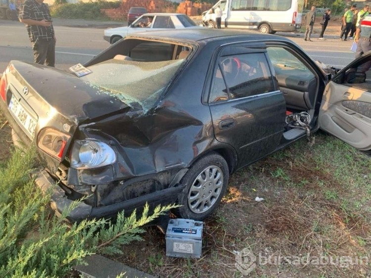 Otomobil, öğrenci servisi ile çarpıştı: 5 yaralı