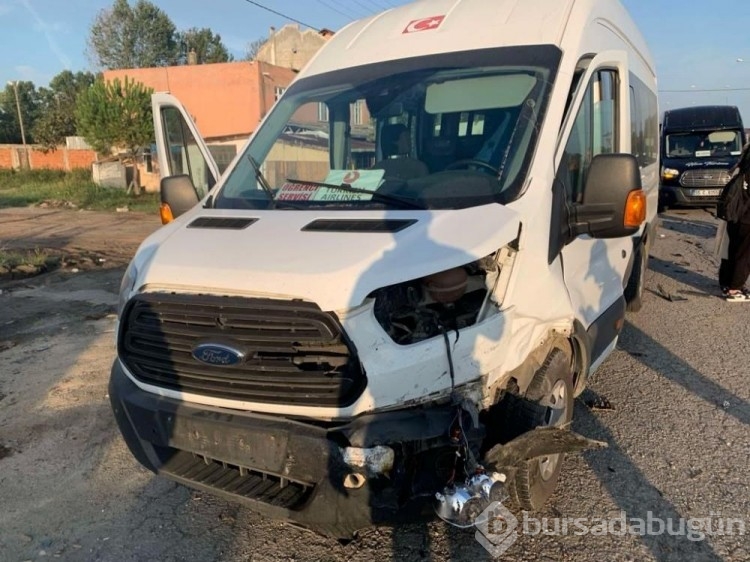 Otomobil, öğrenci servisi ile çarpıştı: 5 yaralı