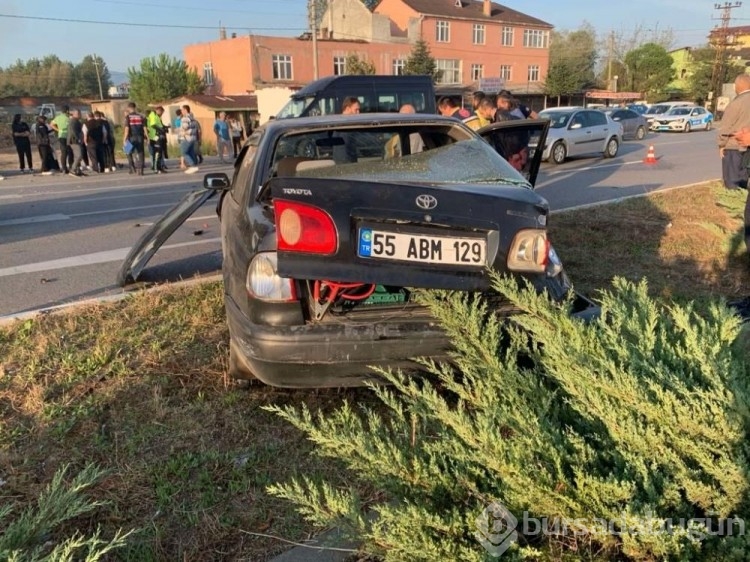 Otomobil, öğrenci servisi ile çarpıştı: 5 yaralı